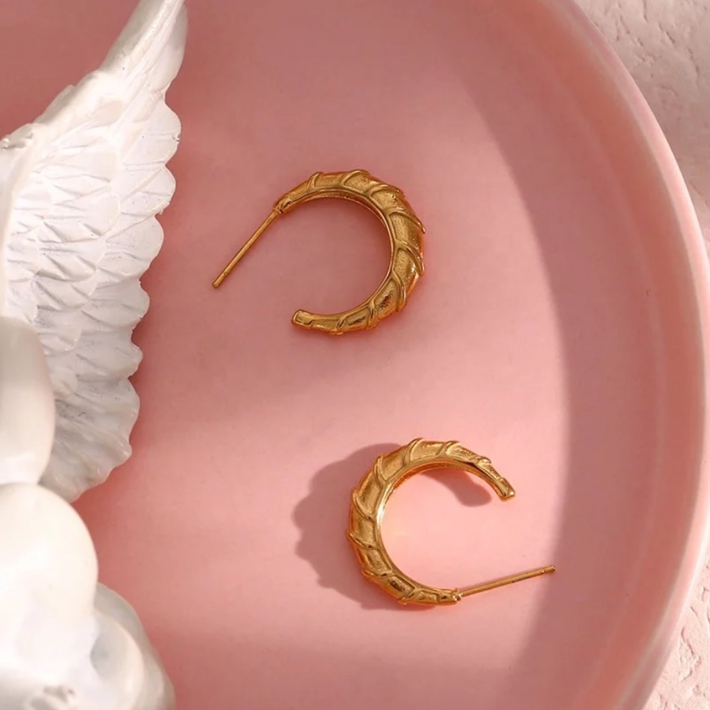 New 18K Gold C Shape Hoop Earrings, wonderful Earrings, wow Earrings - Picture 5 of 6